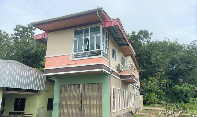 รายละเอียดเพิ่มเติมCode ID :   PKK02-14678ราคาขาย          6,360,000 บาท- ขนาดพื้นที่ :   888.40 ตร.ว (2 ไร่ / 88.40 ตร.ว) - พื้นที่ใช้สอย :   340.40 ตร.ม- จำนวนห้อง :  3 ห้องนอน 2 ห้องน้ำ- ที่จอดรถ :       1-2 คัน- บ้านเดี่ยว :    2 ชั้น- บ้านเดี่ยวหันทางทิศ : -- อายุอาคาร :     10 ปีพิกัดทรัพย์   :    https://maps.app.goo.gl/2oCvKx71EtrQzLui6สถานที่ใกล้เคียง- ใกล้โรบินสัน ไลฟ์สไตล์ ตรัง- ใกล้โลตัส โกเฟรช วังวิเศษ ตรัง- ใกล้โลตัส โก เฟรช บ้านโพธิ์ ตรัง- ใกล้ท็อปส์ สาข�