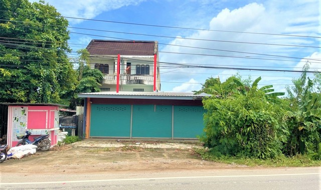 รายละเอียดเพิ่มเติมCode ID : PKK02-14007ราคาขาย     6,451,000 บาท- ขนาดพื้นที่ :   246.30  ตร.ว (2 งาน / 46.30 ตร.ว) - พื้นที่ใช้สอย :    330  ตร.ม- จำนวนห้อง :  8 ห้องนอน 4 ห้องน้ำ- ที่จอดรถ :       1-2 คัน- บ้านเดี่ยว :    2 ชั้น- บ้านเดี่ยวหันทางทิศ : -- อายุอาคาร :     8 ปีพิกัดทรัพย์ :  https://maps.app.goo.gl/hG1Lec7UG2k8Wcrf7สถานที่ใกล้เคียง- ใกล้เทสโก้ โลตัส ตรัง - ใกล้โรงเรียนตรังคริสเตียนศึกษา- ใกล้วิทยาลัยสารพัดช่างตรัง- ใกล้โรงเรียนวิทยาศาสตร์จ�