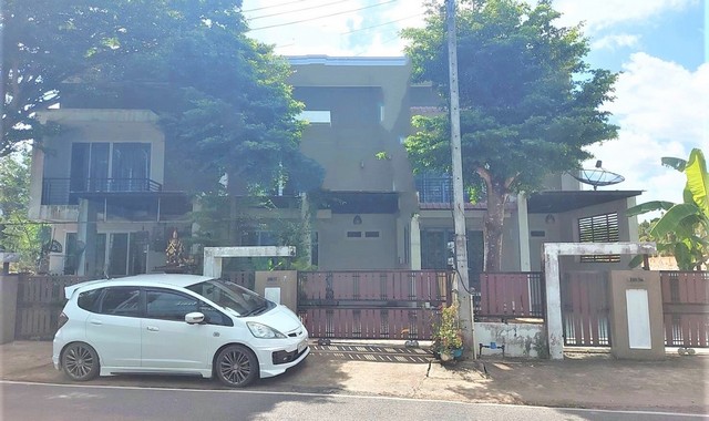 รายละเอียดเพิ่มเติมCode ID : PKK02-13964ราคาขาย      2,426,000 บาท- ขนาดพื้นที่ :   30.80 ตร.ว - พื้นที่ใช้สอย :     153.25  ตร.ม- จำนวนห้อง :  2 ห้องนอน 2 ห้องน้ำ- ที่จอดรถ :       1-2 คัน- บ้านเดี่ยว :    2 ชั้น- บ้านเดี่ยวหันทางทิศ : -- อายุอาคาร : 10 ปีพิกัดทรัพย์ :  https://maps.app.goo.gl/WKtFUTZzWA7RjrVo8สถานที่ใกล้เคียง- ใกล้โลตัส ตรัง- ใกล้แม็คโคร ตรัง - ใกล้บิ๊กซี ซูเปอร์เซ็นเตอร์ ตรัง - ใกล้วัดนิคมประทีป (วัดโคกหล่อ)สอบถามเพิ่มเติม/นัดชมโทร.