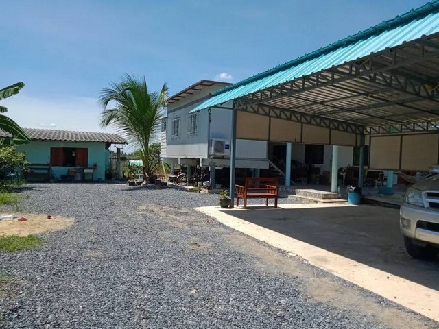 ขายบ้านสวนพร้อมที่ดิน 1 ไร่ ซอยบึงบอน30 คลอง 8 หนองเสือ ปทุมธานี หน้ากว้างติดถนนคอนกรีต 40 เมตร มีรั้วรอบตามแนวเขตที่ดิน ภายในพื้นที่ประกอบไปด้วย1.บ้านปูนชั้นเดียวยกพื้นสูง 2 ห้องนอน 2 ห้องน้ำ 1 ห้องครัว 1 ห้องเก็บของ(สามารถเปลี่ยนเป็นห้องนอนใหญ่ได้) มีโถงกว้างกลางบ้าน ปูกระเบื้องเกรด A ทั้งหลัง เหล็กดัด มุ้งลวด มีลานซักล้างหลังบ้าน ลานนอกบ้านกว้างขวางเหมาะสัง