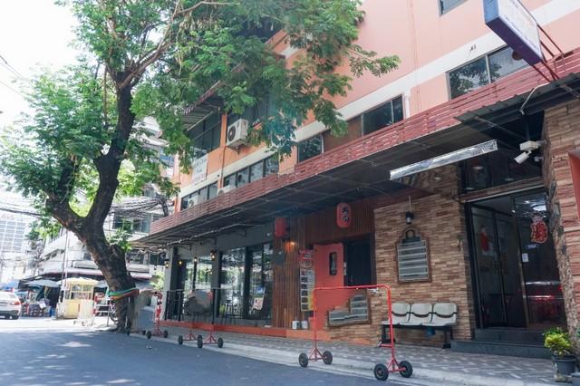 HR2845ให้เช่าพื้นที่สำนักงาน 6 ชั้น ออฟฟิศย่านธุรกิจสำคัญ สีลม สุรวงศ์ เดินทางสะดวกด้วย BTS (ศาลาแดง-ช่องนนทรี), MRT (สามย่าน), BRT (สาทร)สนใจติดต่อคุณสามารถ 0918070863 ID line : samart863ราคาเช่า ราคา: 25,000 บาท/ เดือนพื้นที่: 65 ตร.ม/ ห้องอาคารมีจำนวนชั้น: 6 ชั้นบริเวณรอบอาคารประกอบไปด้วยสิ่งอำนวนความสะดวกมากมาย อาทิเช่น ตลาดละลายทรัพย์, ตลาดสีลมสแควร์, ศูนย์อาหาร, ร้านอาหารชื่อดังมากมาย , ร้านสะ