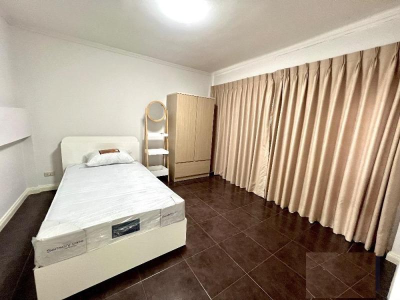 HR6862ให้เช่าโฮมออฟฟิศ 4 ชั้น 4 ห้องทำงาน 2 ห้องนอน 3 ห้องน้ำ ออฟฟิศราม 53 Chic Distric รามคำแหง เขตวังทองหลางสนใจติดต่อคุณสามารถ 0918070863 ID line : samart863ให้เช่า ทาวน์โฮม ออฟฟิศราม 53 Chic Distric . ห้องทำงาน 4  ห้องห้องนอน 2  ห้องห้องน้ำ 3  ห้องแอร์ 4 ตู้เย้น 1ครัวบิ้วอิน พร้อมเตาไฟฟ้า ระบบ สแกนนิ้วเข้าออกบ้าน ให้เช่า ทาวน์โฮม ออฟฟิศราม 53 Chic Distric .โฮมออฟฟิศราคาเช่า 32,500 ต่อเดือน ประกัน 2 เดือน จ่ายล่วงหน้า 1 เดื�