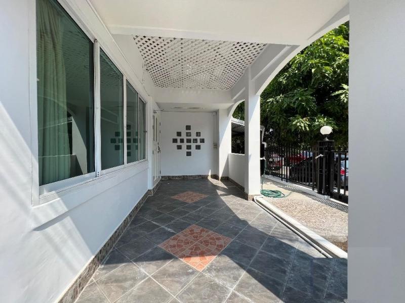 HR6861ให้เช่าบ้านเดี่ยว 2 ชั้น พื้นที่ใช้สอย 250 ตารางเมตร  4 ห้องนอน 4 ห้องน้ำ หมู่บ้านกฤษดานคร 28 บางนาตราด กม.8สนใจติดต่อคุณสามารถ 0918070863 ID line : samart863 เหมาะกับการเป็นที่พักสำหรับครอบครัว หรือ ทำออฟฟิศ ด้วยพื้นที่ใช้สอยขนาดใหญ่ 4 ห้องนอน 4 ห้องน้ำ ครัว ห้องทานอาหารห้องนั่งเล่นกว้างขวาง พร้อมกับห้องเก็บของใต้ดินขนาดใหญ่? รายล้อมด้วยห้างสรรพสินค้า ร้านสะดวกซื้อ ตลาดสด และร