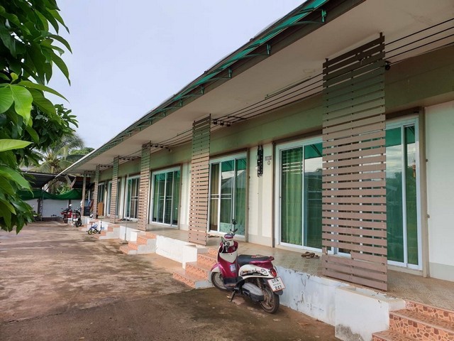 ขายหอพักชั้นเดียว15ห้อง โกดัง 1หลัง 483ตรว. 15ล้านบาท ต.จุมพล อ.โพนพิสัย หนองคายขายหอพัก 15 ห้อง ค่าห้องเดือนละ 3000 บาท เฟอร์นิเจอร์ครบมีโกดัง 1 หลัง มี 3 ล็อก ไว้เก็บรถส่วนตัว ได้อีก 3 คันโฉนด 2 แปลง พื้นที่รวม 483 ตรว.ขายราคา 15ล้านบาท (15,000,000 บาท) โอนคนละครึ่งรายได้ต่อเดือน 45,000 บาทรายได้ต่อปีประมาณ 540,000 บาทผู้เช่าจ่ายค่าน้ำประปา ไฟฟ้า ตามมิเตอร์เองถนนทางเข้าซอยกว้าง 4-5 เมตรใกล้ 