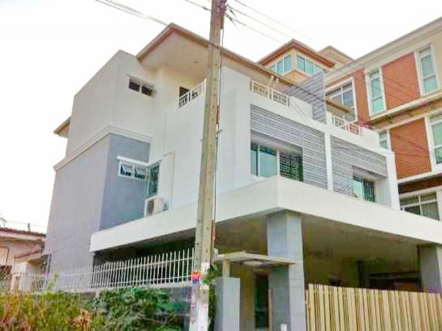 ให้เช่า ทาวน์โฮมใหญ่มาก 3 ชั้น รัชดาภิเษก 18-22MRT รัชดาภิเษก สุทธิสาร 27ตารางวา  195ตร.ม. บุญถาวร  3 ห้องนอน 24,999 B-m 4แอร์MRT Ratchada Sutthisan for rent 3-storey ฺBiggest townhome Ratchadapisek 18-22 27swa 195sqm Boonthavorn 3 bedrooms 24,999 B-m 4A/Cพื้นที่ 27 ตารางวา พื้นที่ใช้สอย 195 ตร.ม. 3 ชั้น 3 ห้องนอน 4 ห้องน้ำ และที่จอดรถ 1 คัน- เครื่องปรับอากาศ 4 เครื่อง เตาแก๊ส เตาอบ เฟอร์นิเจอร์พร้อมเข้าอยู่สถานที่ใกล้เคียงMRT รัชดาภิเษก (  0.5 กม.)MRT สุทธิสาร (  0.8 กม.)MRT ภาวนา (  0.9 กม.) 