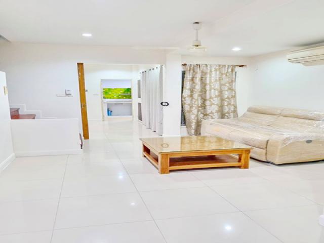 MRT รัชดาภิเษก สุทธิสาร รัชดาภิเษก 18-22  27 ตารางวา ให้เช่า ทาวน์โฮมใหญ่มาก 3 ชั้น 195 ตร.ม. บุญถาวร  3 ห้องนอน  4แอร์