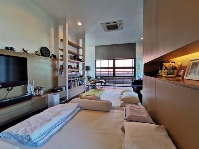 PP42 ขายบ้าน เดี่ยว 3 ชั้น ลาดพร้าว64 สุทธิสาร รัชดา ใกล้MRTลาดพร้าว71 MRTสุทธิสาร เลียบด่วน เขตวังทองหลางราคาขาย 21,000,000 บาท ( ค่าใช้จ่ายวันโอยฝ่ายละครึ่ง)ติดต่อ คุณช่อผกา 0616198565 LINE 0616198565ที่ตั้ง ถนนลาดพร้าว ซอยลาดพร้าว 64 แขวงวังทองหลาง เขตวังทองหลาง กรุงเทพมหานคร 10310เนื้อที่ 122 ตารางวา พื้นที่ใช้สอย 500 ตารางเมตร จำนวน 3 ชั้น 2 หลัง 6 ห้องนอน 6 ห้องน้ำบ้าน2หลังอยู่ในเนื้อที่เดียวกัน- อ�