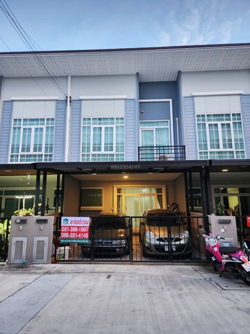 •แบบบ้าน Fragrant Type ใหญ่ที่สุดในโครงการ ขายถูก ยอมขาดทุน•พื้นที่ 21 ตรว. พื้นที่ใช้สอย 134 ตรม. หน้าบ้านทิศเหนือ •3 ห้องนอน 3 ห้องน้ำ 1 ห้องอเนกประสงค์ชั้นล่าง หรือจัดเป็นห้องผู้สูงอายุ•หน้ากว้าง 5.7 เมตร จอดรถ 2 คัน สบายๆ ต่อเติมหลังคาโรงรถแล้ว•ห้องครัวต่อเติมเต็ม Built-in สวย พร้อมเครื่องดูดควัน ปั๋มน้ำ+แท๊งค์น้ำครบ•แอร์ 3 เครื่อง ผ้าม่านครบทุกห้อง ชั้น 2 มีชั้นลอย จัดเป็นมุ