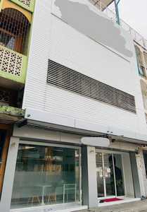 อาคารพาณิชตรงข้ามอาคารมาลีนนท์(ช่อง 3)ย่านพระราม4 ทำเลดี  2คูหา 450 ตรม34ตรว (450 ตรม)(กว้าง7.6เมตร ยาว 16เมตร )โดยประมาณ.2คูหา 3.5ชั้น For rent 120,000 /monthMinimum contract 1 year2 months warranty at first + 1 month in advanceSpecial price 23 millionTransfer fee is half each.3ห้องน้ำ ห้องนอนไม่มี ทุกชั้นสามารถทำแบ่งห้องเองได้เพราะไม่ได้กั้นห้องตีโล่งทั้งหมดค่ะพิเศษชั้น2 ทำเป็นห้องสตูดิโอได้เพราะบิ้วเป็นห้องเก็บเสียงอย่างดี ทำห้องประชุมได้Commercial building opposite Maleenont Buil