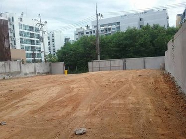 ขายที่ดินเปล่า ตั้งอยู่บน เขาพระตำหนัก ซอย โอริสา เมืองพัทยา เนื้อที่ 179.5 ตรว ขาย 25,000,000 บาท โฉนดครุฑแดง ที่สวยมาก เหมาะในการสร้างคอนโด หรือ พูลวิลล่า แวดล้อมไปด้วย คอนโดหรู มีทางเข้าออกสะดวกขับรถลงชมชายทำเลใน 3 นาที  อยากขึ้นไปไหว้พระใหญ่และไกล้เสด็จเตี่ย ที่เขา ทสร 5 ภายในเวลาเพียง  3 นาที  ที่ดินวัดรางเรียบร้อยและมีรั้วล้อมรอบ สามารถเข้ามาทำการก่อสร้างได้เ