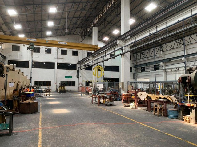 โกดังให้เช่าขนาด 2200 ตรม. สีม่วงเข้ม ซอยสุขสวัสดิ์ 84