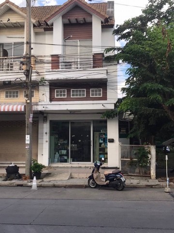 ขายอาคารพาณิชย์ 2 ชั้นครึ่ง ( มีชั้นลอย) หัวมุม ม.บ้านพูนสินธานี 3 ลาดกระบัง กรุงเทพ