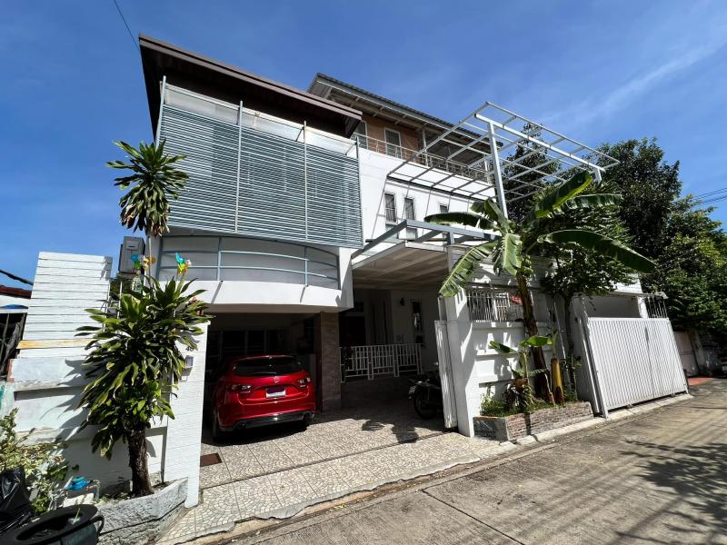 ขายบ้านเดี่ยว 2 ชั้น และชั้นดาดฟ้า 60 ตรว. ย่านลาดพร้าว โชคชัย 4 เงียบสงบ เดินทางสะดวก เข้าออกหลายเส้นทาง 