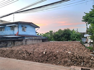 ที่ดินใกล้ MRT สถานีแยกร่มเกล้า!! ทำเลโครตดี!! ขายที่ดิน 53 ตรว. ซอยร่มเกล้า 5 แยก 2-3 ถมดินสูงจากถนน พร้อมสร้างบ้านเดี่ยว