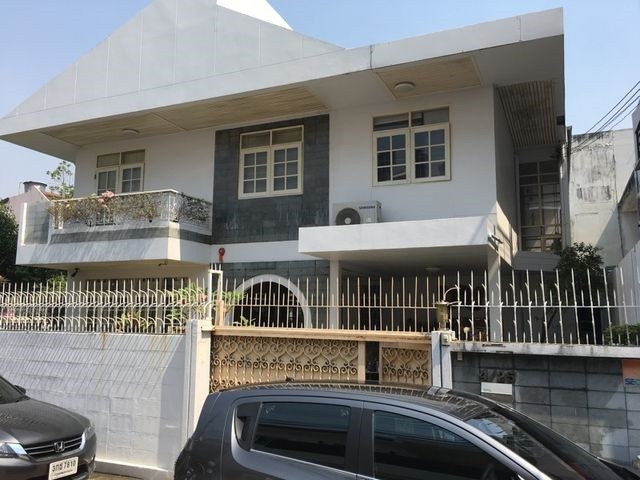 HR2915 ให้เช่าบ้านเดี่ยวหลังมุม ซอยเย็นอากาศ 1 สาทร4 ห้องนอน 3 ห้องน้ำ ขนาด 71 ตรว. พื้นที่ใช้สอย 300+ ตรม. ไม่มีเฟอร์นิเจอร์ ให้เช่าตามสภาพ ต้องตกแต่งเพิ่ม ราคา 75,000 บาท: ติดต่อ : คุณ เอก  :  061-241 4954   &   083-017 9463   : Line Id : eak2325: กดลิ้งค์เพื่อเเอดไลน์ครับ :  https://line.me/ti/p/A6pc3MToug     :  https://line.me/ti/p/OLEY0bJTsVราคา 75,000 บาทต่อเดือน ประกัน 3 เดือน, ล่วงหน้า 1 เดือนซอยเย็นอากาศ 1 ทุ่งมหาเมฆ สาทร  กรุงเทพมหานครขนาด 71 ตรว. พื้นที่ใช้ส