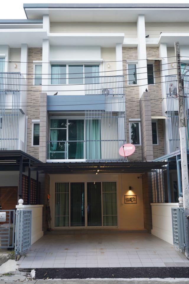 HR2914 ให้เช่าทาวน์เฮาส์ 3 ชั้น โยธินพัฒนา 11แยก 7 บางกะปิ 3 ห้องนอน 3 ห้องน้ำ ขนาด27ตารางวา แอร์ 4เครื่องจอดรถในบ้าน 2 คัน เช่า 30,000 บาท: ติดต่อ : คุณ เอก  :  061-241 4954   &   083-017 9463   : Line Id : eak2325: กดลิ้งค์เพื่อเเอดไลน์ครับ :  https://line.me/ti/p/A6pc3MToug     :  https://line.me/ti/p/OLEY0bJTsVค่าเช่า 30,000 บาท / เดือน ประกัน2เดือน ล่วงหน้า1เดือน สัญญาขั้นต่ำ1ปีที่ตั้ง.ซอยโยธินพัฒนา 11 แยก 7แขวง คลองจั่น เขตบางกะปิกรุงเทพมหานคร 10240ให้เช่าทาวน์เฮาส