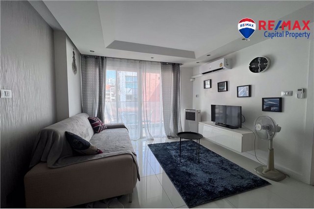 ยินดีต้อนรับสู่ Sunset Boulevard Residence 2 ที่ซึ่งการใช้ชีวิตในเมืองพบกับความสะดวกสบาย ห้องหรูแบบ 1 ห้องนอนขนาด 39 ตร.ม. บนชั้น 6 มองเห็นวิวเมืองแบบพาโนรามา ด้วยความสะดวกในการจดทะเบียนชื่อบริษัท ที่อยู่อาศัยนี้จึงไม่ใช่แค่บ้านเท่านั้น เป็นการลงทุนที่ชาญฉลาดในการใช้ชีวิตในเมือง ติดต่อเราเพื่อขอรายละเอียดเพิ่มเติม!คุณสมบัติที่สำคัญ:39 ตร.ม.1 ห้องนอน,ชั้น 6ชื่อ บริษัท,วิวเ�