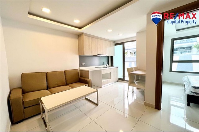 ค้นพบการใช้ชีวิตริมชายฝั่งที่ดีที่สุดด้วยอัญมณีขนาด 1 ห้องนอนที่ Arcadia Beach Resort ตั้งอยู่บนชั้น 4 อาคาร C พื้นที่ 26 ตร.ม. ยูนิตมีวิวสระว่ายน้ำที่สวยงาม ให้ความผ่อนคลายได้ทุกวัน เหมาะสำหรับเจ้าของชาวต่างชาติ ที่พักแห่งนี้ผสมผสานความสะดวกสบายในทำเลที่เป็นที่ปรารถนา เพลิดเพลินกับการใช้ชีวิตสไตล์รีสอร์ทพร้อมสิ่งอำนวยความสะดวก เช่น สระว่ายน้ำสไตล์ลากูน ฟิตเนส แ