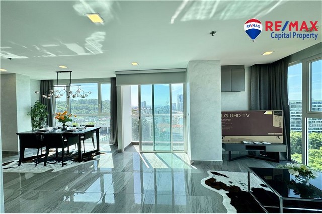 ค้นพบชีวิตที่หรูหราที่   เดอะวิชั่น   ในพระตำหนักด้วยบ้านพัก 1 ห้องนอน 81 ตร.ม. บนชั้น 19 พร้อมวิวทะเลอันตระการตา ความสง่างามสมัยใหม่พบกับความเงียบสงบริมชายฝั่งในสถานที่อันทรงเกียรติแห่งนี้ ตื่นขึ้นมาพร้อมชมพระอาทิตย์ขึ้นที่น่าทึ่ง เพลิดเพลินกับความเงียบสงบของคลื่นทะเล และเพลิดเพลินกับความงามของพระอาทิตย์ตกแต่ละครั้งจากสวรรค์ส่วนตัวของคุณ เหมาะสำหร