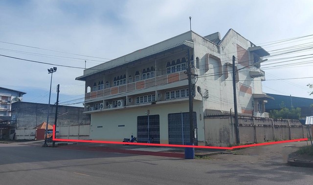 รายละเอียดเพิ่มเติมCode ID : PKK04-06101ราคาขาย         12,001,000 บาท- ขนาดพื้นที่ :     237.50 ตร.ว (2 งาน / 37.50 ตร.ว)- พื้นที่ใช้สอย :  1,098 ตร.ม- จำนวนห้อง :     6 ห้องนอน 6 ห้องน้ำ- ที่จอดรถ :      1 คัน- อาคารพาณิชย์ :     2 ชั้น- อาคารพาณิชย์หันทางทิศ : -- อายุอาคาร :    38 ปีพิกัดทรัพย์ :        https://maps.app.goo.gl/5jqLhDpDHUipjp1B8สถานที่ใกล้เคียง- ใกล้โลตัส โกเฟรช ซูเปอร์มาร์เก็ต กันตัง- ใกล้โรงพยาบาลกันตัง - ใกล้วัดไตรสามัคคี (วัดต้นโพธิ์)- ใกล้โรง�