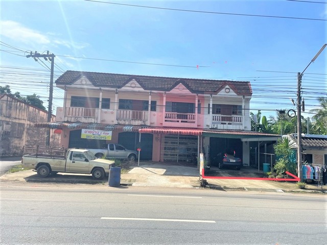 รายละเอียดเพิ่มเติมCode ID :   PKK04-06217ราคาขาย       3,600,000 บาท- ขนาดพื้นที่ :     51.10 ตร.ว- พื้นที่ใช้สอย :  144 ตร.ม- จำนวนห้อง :     2 ห้องนอน 2 ห้องน้ำ - ที่จอดรถ :      1 คัน- อาคารพาณิชย์ :   2 ชั้น- อาคารพาณิชย์หันทางทิศ : -- อายุอาคาร :     26 ปีพิกัดทรัพย์  :    https://maps.app.goo.gl/TigvxX8ipeqxfWGG9สถานที่ใกล้เคียง- ใกล้โลตัส โกเฟรช นาวง ตรัง - ใกล้ตลาดนัดนาวง- ใกล้วัดไตรสามัคคี (วัดต้นโพธิ์)- ใกล้โรงเรียนสามัคคีศึกษาสอบถามเพิ่มเติ