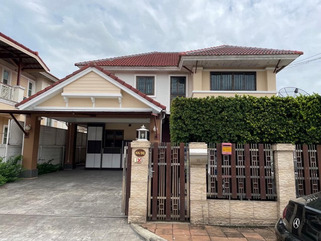 รหัส# TO935 ขายบ้านเดี่ยว 2 ชั้น 63 ตรว. หมู่บ้านชวนชื่นซิตี้ วัชรพล รามอินทรา 65 ขายพร้อมเฟอร์นิเจอร์ทั้งหลัง พร้อมอยู่ ใกล้ทางด่วน *** ราคาขาย 6.3 ล้านบาท บ้านเดี่ยว 2 ชั้น หมู่บ้านชวนชื่นซิตี้ วัชรพล รามอินทรา 65 พื้นที่ : 63 ตร.ว.พื้นที่ใช้สอย : 180 ตร.ม. - ฟังก์ชัน 3 ห้องนอน 2 ห้องน้ำ- ห้องเอนกประสงค์ 2 ห้อง + 1 ห้องน้ำด้านนอก- ต่อเติมหลังคาโรงรถ- บิวท์อินเคาน์เตอร์ครัวพร้อมเครื่องด