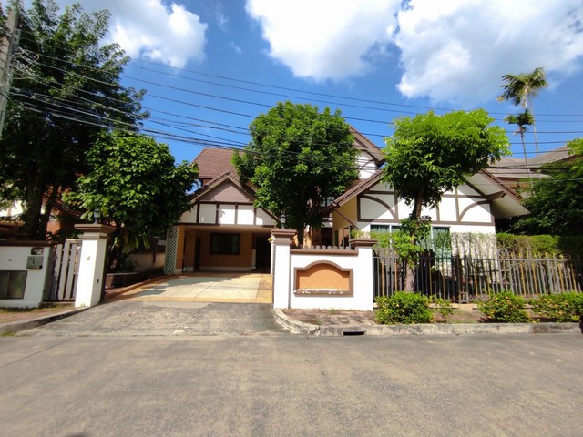 ขายบ้านลัดดารมย์ เอกมัย รามอินทรา บ้านสวย พร้อมอยู่ได้ทันทีเข้าหมู่บ้านได้ 2 ทาง จากถนนเลียบด่วนรามอินทรา (ถ.ประดิษฐ์มนูธรรม) และซอยนวลจันทร์รายละเอียด1. บ้านเดี่ยว 2 ชั้น ขนาดที่ดิน 141.2 ตารางวา2. ห้องนอน 6, ห้องน้ำ 6, ที่จอดรถ 4 คัน3. ห้องฟิตเนสแยกจากตัวบ้าน 1 ห้อง4. บ่อปลาคาร์ป, สวนรอบบ้าน5. ขาย 41.9 ล้านบาท6. เฟอร์นิเจอร์-  เฟอร์บางส่วน, ทีวี, แอร์ 11 ตัว, ต่อเติมบิ้วอิน, Walk-in Closet (