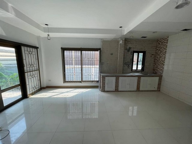 เปิดจองก่อนใคร บ้านเดี่ยว บางแสน-อ่างศิลา กำลังปรับปรุงใหม่ทั้งหลัง ราคาต่ำกว่าประเมิน