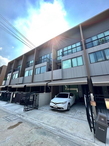   ขายและเช่า ทาวน์โฮม 3 ชั้น บ้านกลางเมือง พระราม 9-กรุงเทพกรีฑา ตกแต่งครบพร้อมเข้าอยู่    เนื้อที่ดิน  18 ตร.ว 152 ตร.ม 3 ชั้น 3 ห้องนอน 3 ห้องน้ำ 2 ที่จอดรถ   บ้านตกแต่งสวยมาก ออกแบบโดยสถาปนิก วัสดุอย่างดี        -      พื้น SPC ลายก้างปลา ชั้น 1 และ 3-      ชุดครัวบิ้วอิน พร้อมซิ้ง และ ฮู้ดดูดควัน hardware Hefele-      บิ้วอิ้น ชั้นเก็บของ บริเวณโซนต้อนรับ-      บิ้วอินห้องนั่งเล่น โซนวางทีวี สไตล์ Modern Classic-  