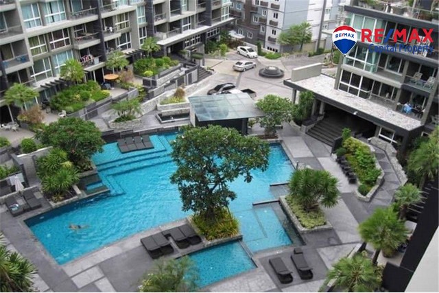 ที่ซึ่งความหรูหรา ความคุ้มค่า และความสะดวกสบายมาบรรจบกัน! APUS Condominium เป็นอาคารโลว์ไรส์ 7 ชั้นที่สวยงาม สร้างขึ้นด้วยมาตรฐานสูงสุดระดับสากล ด้วยคุณสมบัติเช่นสระว่ายน้ำน้ำเค็มฟรีฟอร์มที่สวยงามที่ทุกอพาร์ทเมนต์ในคอมเพล็กซ์มองเห็นได้! ประกอบด้วยบาร์ในสระว่ายน้ำ พื้นที่อาบแดดส่วนตัว ทั้งหมดนี้ตั้งอยู่ท่ามกลางสวนและทางเดินที่ตกแต่งอย่างสวยงาม คุณสมบัติ