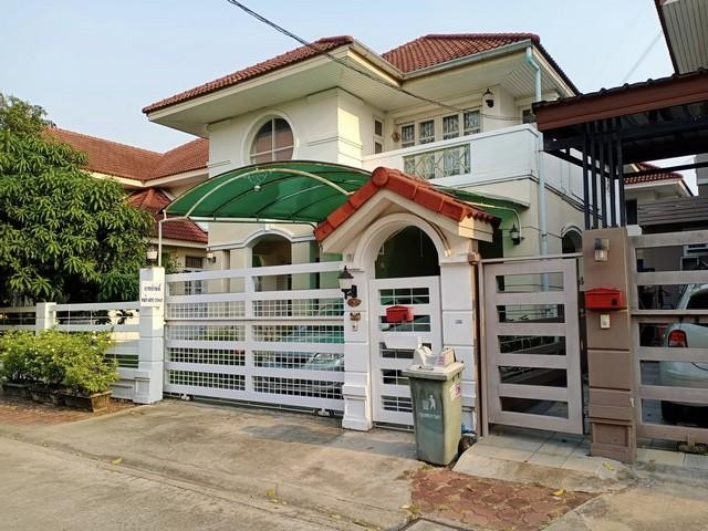 C4169 ขายบ้านเดี่ยว 2 ชั้น หมู่บ้านบารเมษฐ์ เฉลิมพระเกียรติ ร.9 ซอย 62 ใกล้สวนหลวง ร.9เนื้อที่ 60.5 ตรว. 2 ชั้น 4 ห้องนอน 2 ห้องน้ำสนใจนัดชมติดต่อ รหัสประกาศC4169 คุณเฟลม  0638956397ID line : 0638956397: https://line.me/ti/p/LTVhEi9gAFC4169 ขายบ้านเดี่ยว 2 ชั้น หมู่บ้านบารเมษฐ์ เฉลิมพระเกียรติ ร.9 ซอย 62 ใกล้สวนหลวง ร.9รายละเอียด::ชั้น บน:: 3 ห้องนอน 1 ห้องน้ำข้างล่าง:: 1 ห้องนอน 1 ห้องน้ำ 1 ห้องเก็บของ มีห้องครัว ที่ซักล้าง*** ราคาขาย 5.