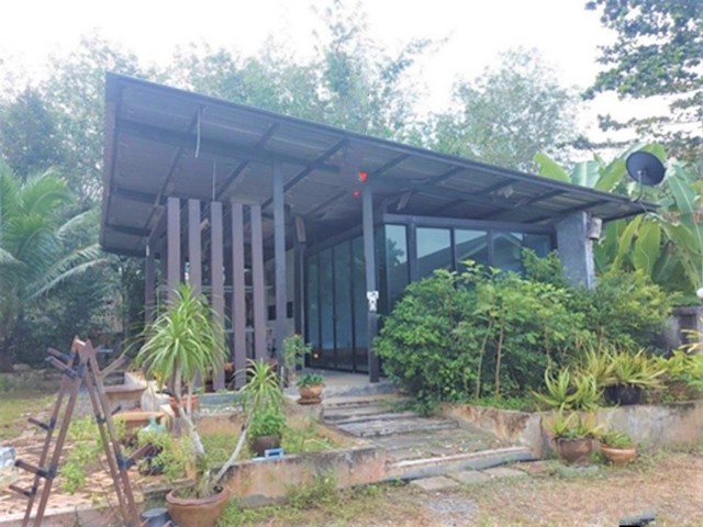 รายละเอียดเพิ่มเติมCode ID : PKK02-14523ราคาขาย       1,571,000 บาท- ขนาดพื้นที่ :   86 ตร.ว - พื้นที่ใช้สอย : 60.50 ตร.ม- จำนวนห้อง :    1 ห้องนอน 1 ห้องน้ำ- ที่จอดรถ :   1-2 คัน- บ้านเดี่ยว :    1 ชั้น- บ้านเดี่ยวหันทางทิศ : -- อายุอาคาร :    12 ปีพิกัดทรัพย์ :     https://maps.app.goo.gl/ia9CfwkaiMD5tEPb6สถานที่ใกล้เคียง- ใกล้โลตัส​ คลองปาง- ใกล้โรงเรียนบ้านนาพรุ- ใกล้โรงเรียนบ้านไสยาสน์- ใกล้วัดบ่อน้ำร้อนสอบถามเพิ่มเติม/นัดชมโทร. 097-419-5982(พลอย)โท