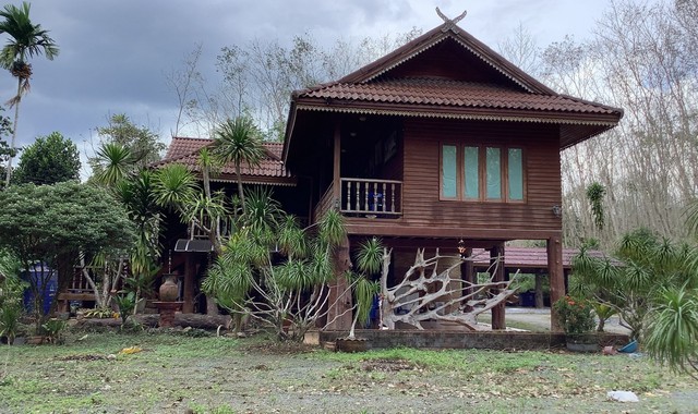 รายละเอียดเพิ่มเติมCode ID : PKK02-14472ราคาขาย         7,399,000 บาท- ขนาดพื้นที่ : 383.60 ตร.ว (3 งาน / 83.60 ตร.ว)- พื้นที่ใช้สอย :    320.06 ตร.ม- จำนวนห้อง :   3 ห้องนอน 3 ห้องน้ำ- ที่จอดรถ :   1-2 คัน- บ้านเดี่ยว :    2 ชั้น- บ้านเดี่ยวหันทางทิศ : -- อายุอาคาร :     12 ปีพิกัดทรัพย์  :     https://maps.app.goo.gl/vF4yxR9FeRsz3GmR6สถานที่ใกล้เคียง- ใกล้แม็คโคร ทุ่งสง- ใกล้โลตัส โกเฟรซ สาขาทุ่งสง 2- ใกล้โลตัส โกเฟรช โคกบก นครศรีธรรมราช- ใกล้โรงพยาบาลทุ่งสงสอ�