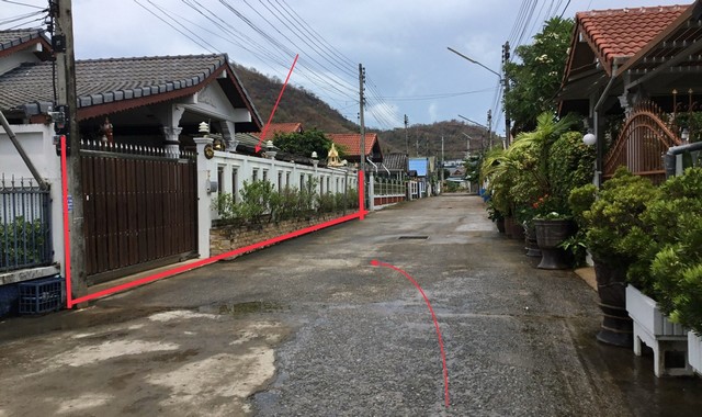   รายละเอียดเพิ่มเติม Code ID : PKK02-15433  ราคาขาย  4,994,000 บาท- ขนาดพื้นที่ :  99.90 ตร.ว. - พื้นที่ใช้สอย :  131.75 ตร.ม. - จำนวนห้อง :  3 ห้องนอน 1 ห้องน้ำ  - ที่จอดรถ :    1   คัน- บ้านหันทางทิศ : ตะวันตกเฉียงเหนือ พิกัดทรัพย์ : https://maps.app.goo.gl/eW7xQTF57vihWife9    สถานที่ใกล้เคียง- ใกล้บุญถาวร สาขาหัวหิน- ใกล้โรงพยาบาลหัวหิน 4 มหาการุณย์ - ใกล้ไทยฟู้ดส์ เฟรส มาร์เก็ต สาขาหัวหิน- ใกล้หัวหินทันสมัย ซุปเปอร์มาร์เก็ต สอบถามเพิ่