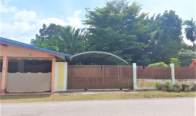 รายละเอียดเพิ่มเติมCode ID : PKK02-10252ราคาขาย       6,394,000 บาท- ขนาดพื้นที่ :    1,817 ตร.ว (4 ไร่ / 2 งาน / 17 ตร.ว) - พื้นที่ใช้สอย :     261 ตร.ม- จำนวนห้อง :     3 ห้องนอน 2 ห้องน้ำ - ที่จอดรถ :    1-2 คัน- บ้านเดี่ยว :     1 ชั้น- บ้านเดี่ยวหันทางทิศ : -- อายุอาคาร :    36 ปีพิกัดทรัพย์   :    https://maps.app.goo.gl/4Ua9tYQLNCj9H4gx5สถานที่ใกล้เคียง- ใกล้โลตัส​ คลองปาง- ใกล้วัดทุ่งควาย- ใกล้วัดทุ่งส้าน- ใกล้โรงเรียนบ้านบ่อมองสอบถามเพิ่มเติม/นัดชมโทร. 097-