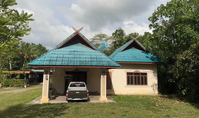 รายละเอียดเพิ่มเติมCode ID : PKK02-09212ราคาขาย       1,854,000 บาท- ขนาดพื้นที่ :    275.70 ตร.ว (2 งาน / 75.70 ตร.ว) - พื้นที่ใช้สอย :     153 ตร.ม- จำนวนห้อง :     3 ห้องนอน 1 ห้องน้ำ - ที่จอดรถ :    1-2 คัน- บ้านเดี่ยว :     1 ชั้น- บ้านเดี่ยวหันทางทิศ : -- อายุอาคาร :    14 ปีพิกัดทรัพย์   :    https://maps.app.goo.gl/cH4JdXQnbJZUuRRWAสถานที่ใกล้เคียง- ใกล้ตลาดรัษฎาพลาซ่า - ใกล้โลตัส​ คลองปาง- ใกล้ตลาดนัดบ้านหนองเจ- ใกล้โรงเรียนวังหินวิทยาคม สอบถามเพิ่มเติม