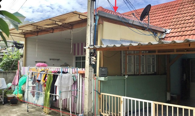 รายละเอียดเพิ่มเติมCode ID : PKK02-08323ราคาขาย       2,902,000 บาท- ขนาดพื้นที่ :    378.90 ตร.ว (3 งาน / 78.90 ตร.ว)  - พื้นที่ใช้สอย :  206.25 ตร.ม- จำนวนห้อง :     4 ห้องนอน 4 ห้องน้ำ - ที่จอดรถ :    1-2 คัน- บ้านเดี่ยว :     1 ชั้น- บ้านเดี่ยวหันทางทิศ : -- อายุอาคาร :    14 ปีพิกัดทรัพย์   :    https://maps.app.goo.gl/nG7cFrxCUHrhnroN9สถานที่ใกล้เคียง- ใกล้โลตัส โกเฟรช พรหมคีรี  - ใกล้โรงพยาบาลพรหมคีรี - ใกล้โรงเรียนบ้านวังลุง- ใกล้โรงเรียนบ้านชุมขลิงสอบถามเ