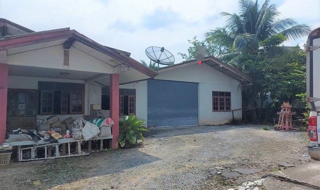 รายละเอียดเพิ่มเติมCode ID : PKK02-13424ราคาขาย         8,103,000 บาท- ขนาดพื้นที่ :     185.50 ตร.ว (1 งาน / 85.50 ตร.ว) - พื้นที่ใช้สอย :  225 ตร.ม- จำนวนห้อง :     1 ห้องนอน 1 ห้องน้ำ - ที่จอดรถ :    1-2 คัน- บ้านเดี่ยว :     1 ชั้น- บ้านเดี่ยวหันทางทิศ : -- อายุอาคาร :    33 ปีพิกัดทรัพย์   :     https://maps.app.goo.gl/TsFJKjgVCC7vEEE87สถานที่ใกล้เคียง- ใกล้แม็คโคร นครศรีธรรมราช- ใกล้โรงเรียนบ้านทวดทอง นครศรีธรรมราช- ใกล้โรงเรียนเบญจมราชูทิศ- ใกล้โรงเรียนสา