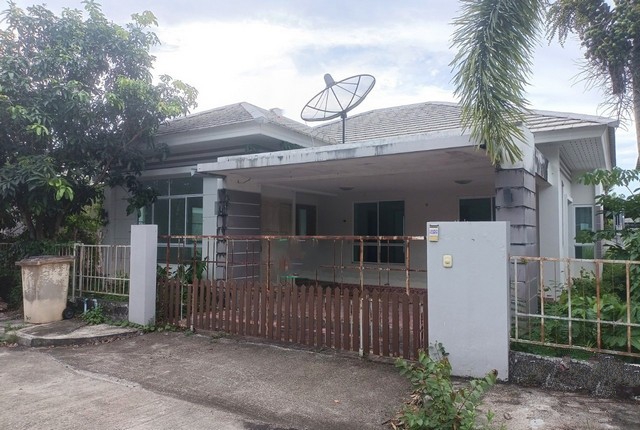 รายละเอียดเพิ่มเติมCode ID : PKK02-12182ราคาขาย         2,048,000 บาท- ขนาดพื้นที่ :     56.20 ตร.ว - พื้นที่ใช้สอย :  142 ตร.ม- จำนวนห้อง :     3 ห้องนอน 2 ห้องน้ำ - ที่จอดรถ :    1-2 คัน- บ้านเดี่ยว :     1 ชั้น- บ้านเดี่ยวหันทางทิศ : -- อายุอาคาร :    13 ปีพิกัดทรัพย์   :     https://maps.app.goo.gl/D9qJhskUQdnJwW7Z9สถานที่ใกล้เคียง- ใกล้เซ็นทรัล นครศรีธรรมราช - ใกล้โรบินสัน นครศรีธรรมราช- ใกล้โลตัส นครศรีธรรมราช- ใกล้ท็อปส์ สาขา เซ็นทรัลพลาซ่า นครศรี�