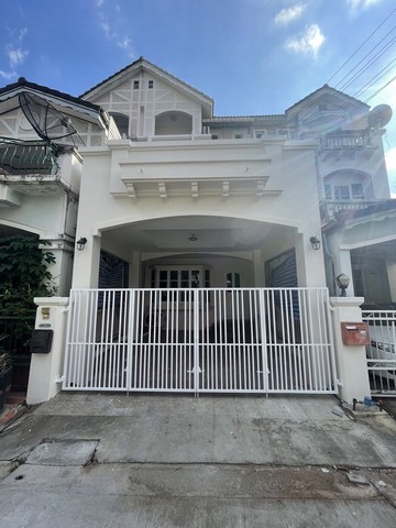 บ้านสวยสไตล์วินเทจย่านประชาชื่น ทำใหม่ ใกล้รถไฟฟ้า โครงการพาร์คแกลเลอรี่ ติดแอร์พร้อมย้ายเฟอร์เข้าบ้านสีขาวสไตล์วินเทจ ตั้งอยู่ในหมู่บ้านโครงการพาร์คแกลเลอรี่ ประชาชื่น (Park Gallery) ทำเลดีอยู่ใกล้งามวงศ์วาน แจ้งวัฒนะ ถนนสามัคคี ถนนเรียบคลองประปา อยู่ทางไปเกษตร ปากเกร็ด นนทุบรี ปทุมธานี ทำใหม่ ตกแต่งใหม่ทั้งหลัง เดินระบบน้ำ-ไฟใหม่หมด ทาสี ปูกระเบื้อง ปูพ