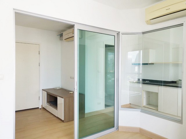 คอนโดแอสปรายพระราม4 ขนาด​ 28 ตารางวา 1ห้องนอน 1ห้องน้ำ อยู่ชั้นที่18 เลขสวย มองออกนอกห้อง ได้รับวิวสวยสบายตาเห็นวิวในเมืองครบ มองเห็นแม่น้ำเจ้าพระยา ห้องสวย สภาพดีเยี่ยม สีห้องและพื้นห้องทำใหม่สวย รอเจ้าของห้องใหม่ ตกแต่งตามชอบได้เลย คอนโดมีสระว่ายน้ำ ฟิตเนส ห้องสตีม ห้องซาวน่าไว้บริการครบ มีพื้นที่ต้นไม้ธรรมชาติให้นั้งผ่อนคลายมาก ที่จอดรถมีมาก รปภ.รั