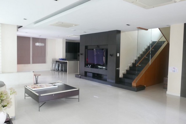 ขายบ้านเดี่ยว 3 ชั้น หมู่บ้านปรีชา เนื้อที่ 300 ตรว. 7 ห้องนอน 8ห้องน้ำ มีสระว่ายน้ำ ห้องซาวน์หน้า