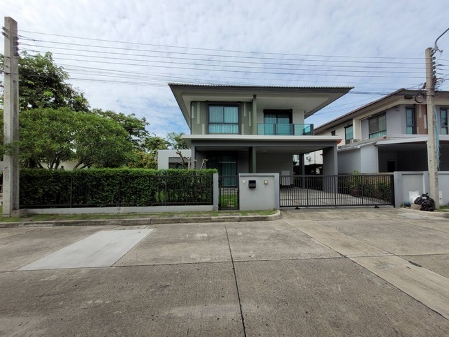 svs255 ให้เช่า  บ้านเดี่ยว บุราสิริ วงแหวน-อ่อนนุช Burasiri Wongwaen-Onnut หลังมุมที่ตั้ง ซ.กาญจนาภิเษก 39 ถนนกาญจนาภิเษก(วงแหวนรอบนอก) ต.ราชาเทวะ อ.บางพลี จ.สมุทรปราการ-แบบบ้าน ASSCHER บ้านเดี่ยวสไตล์รีสอร์ท หันหน้าทิศเหนือ-4 ห้องนอน 3 ห้องน้ำ 1ห้องรับแขก 1ห้องพักผ่อน 1ห้องรับประทานอาหาร 1ครัวไทย 1Pantry 1 ห้องเก็บของ-ที่จอดรถในบ้าน 2 คัน-พื้นที่ใช้สอย 188 ตรม.-ที่ดิน 69.5ตรว.สิ่งอำนวยความสะดวก– สวนข