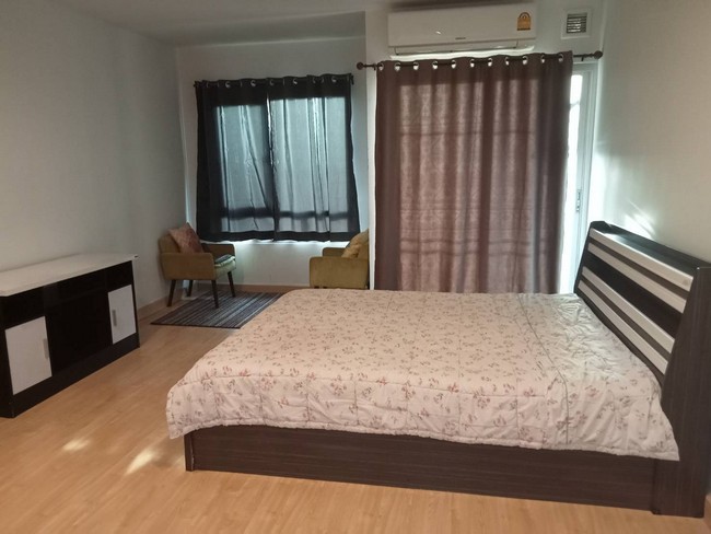 svs212  ให้เช่า คอนโด ไอริส แอเวนิว อ่อนนุช – วงแหวน Iris Avenue Onnuch – Wongwan  ชื่อโครงการ : ดิไอริส อเวนิว ลาดกระบัง-สุวรรณภูมิที่ตั้ง: 108 ถ.ลาดกระบัง แขวงลาดกระบัง เขตลาดกระบัง 10520อาคาร : 5ชั้น : 8ตรม.: 28จำนวนห้องนอน:    1 นอน   จำนวนห้องน้ำ     1 ห้องที่จอดรถ:       1   คัน เฟอร์นิเจอร์: โต๊ะเครื่องแป้ง ตู้เสื้อผ้า เตียง 6 ฟุต ชั้นวางทีวี เครื่องใช้ไฟฟ้า: แอร์ 1ตัว  ตู้เย็น ไมโครเวฟ  เครืรองทำน้ำอุ่นทิศ