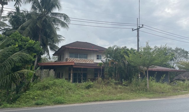 รายละเอียดเพิ่มเติมCode ID :   PKK02-12724  ราคาขาย        3,475,000 บาท- ขนาดพื้นที่ :  560 ตร.ว (1 ไร่ / 1 งาน / 60 ตร.ว)- พื้นที่ใช้สอย :   116 ตร.ม- จำนวนห้อง :    2 ห้องนอน 1 ห้องน้ำ - ที่จอดรถ :    1-2 คัน- บ้านเดี่ยว :     1 ชั้น- บ้านเดี่ยวหันทางทิศ : -- อายุอาคาร :    15 ปีพิกัดทรัพย์ :   https://maps.app.goo.gl/DcqopA4xrZkKvtPH7สถานที่ใกล้เคียง- ใกล้ตลาดริมน้ำย้อนยุค- ใกล้โรงพยาบาลทุ่งใหญ่- ใกล้โรงเรียนบ้านห้วยรื่น- ใกล้โรงเรียนทุ่งใหญ่เฉลิมราชอน�