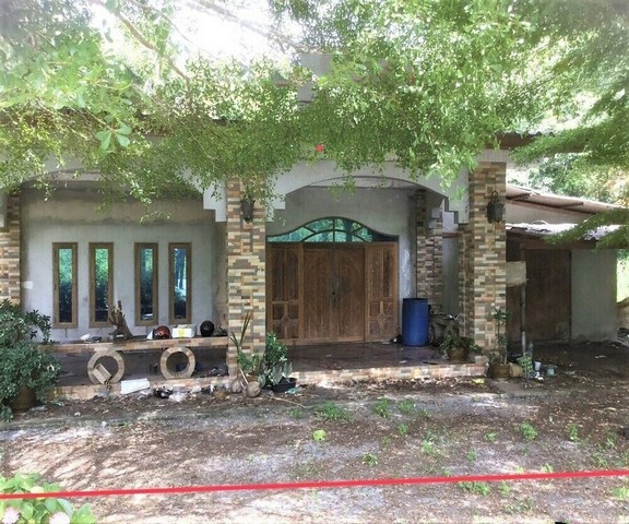 รายละเอียดเพิ่มเติมCode ID :   PKK02-12942  ราคาขาย     2,549,000 บาท- ขนาดพื้นที่ :  1,431 ตร.ว (3 ไร่ / 2 งาน / 31 ตร.ว)- พื้นที่ใช้สอย :   359 ตร.ม- จำนวนห้อง :    2 ห้องนอน 1 ห้องน้ำ - ที่จอดรถ :    1-2 คัน- บ้านเดี่ยว :     1 ชั้น- บ้านเดี่ยวหันทางทิศ : -- อายุอาคาร :    14 ปีพิกัดทรัพย์ :   https://maps.app.goo.gl/HaLRCNW6VkU8DqV96สถานที่ใกล้เคียง- ใกล้โลตัส โกเฟรช ชะอวด นครศรีธรรมราช- ใกล้โรงพยาบาลชะอวด- ใกล้โรงเรียนวัดจิกพนม- ใกล้โรงเรียนบ้านควนเงินส