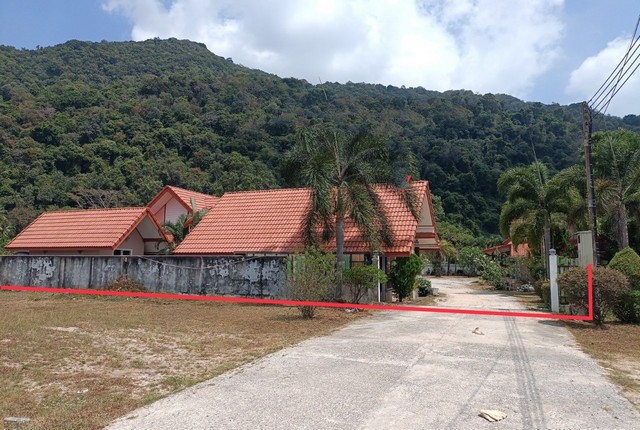 รายละเอียดเพิ่มเติมCode ID :   PKK02-08841ราคาขาย    5,047,000 บาท- ขนาดพื้นที่ :   450  ตร.ว (1 ไร่ / 50 ตร.ว)- พื้นที่ใช้สอย :    468 ตร.ม- จำนวนห้อง :    10 ห้องนอน 9 ห้องน้ำ (5 หลัง)- ที่จอดรถ :    1-2 คัน- บ้านเดี่ยว :      1 ชั้น- บ้านเดี่ยวหันทางทิศ : -- อายุอาคาร :    11 ปีพิกัดทรัพย์ :     https://maps.app.goo.gl/VuEaEz7j7KABWqev6สถานที่ใกล้เคียง- ใกล้โลตัส ขนอม นครศรีธรรมราช- ใกล้โรงพยาบาลขนอม - ใกล้ตลาดบางแพง- ใกล้วัดสุวรรณบรรพตสอบถามเพิ่มเติม/นัดช�