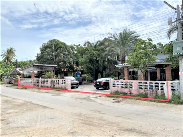 รายละเอียดเพิ่มเติมCode ID :   PKK02-09886ราคาขาย     2,615,000 บาท- ขนาดพื้นที่ :   246.20  ตร.ว (2 งาน / 46.20 ตร.ว) - พื้นที่ใช้สอย :    362 ตร.ม- จำนวนห้อง :    2 ห้องนอน 1 ห้องน้ำ - ที่จอดรถ :    1-2 คัน- บ้านเดี่ยว :      2 ชั้น- บ้านเดี่ยวหันทางทิศ : -- อายุอาคาร :    16 ปีพิกัดทรัพย์ :     https://maps.app.goo.gl/j5WnJCkzvfFCW8SV6สถานที่ใกล้เคียง- ใกล้ตลาดนัดเย็นชุมชนเกาะเพชร- ใกล้โรงเรียนชุมชนวัดเกาะเพชร- ใกล้วัดหน้าสตน- ใกล้วัดบ้านรามสอบถามเพิ่มเติ�