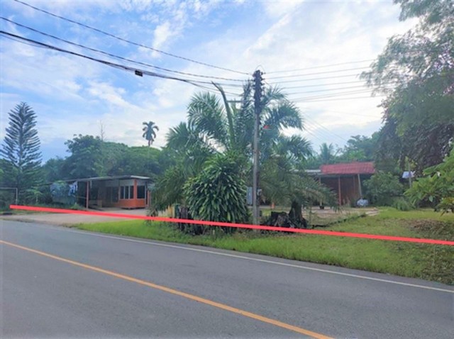 รายละเอียดเพิ่มเติมCode ID :   PKK02-15716ราคาขาย      11,382,000 บาท- ขนาดพื้นที่ :   652 ตร.ว (1 ไร่ / 2 งาน / 52 ตร.ว) - พื้นที่ใช้สอย :    116 ตร.ม- จำนวนห้อง :    1 ห้องนอน 1 ห้องน้ำ (มีชั้นลอย)- ที่จอดรถ :    1-2 คัน- บ้านเดี่ยว :      1 ชั้น- บ้านเดี่ยวหันทางทิศ : -- อายุอาคาร :    15 ปีพิกัดทรัพย์ :    https://maps.app.goo.gl/od9VGTXYN1oUidyi6สถานที่ใกล้เคียง- ใกล้โลตัส จันดี- ใกล้โลตัส โกเฟรช ฉวาง- ใกล้โรงพยาบาลส่งเสริมสุขภาพตำบลบ้านจันดี- ใกล้ถนนคนเดิ�