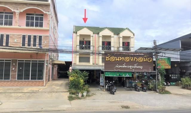   รายละเอียดเพิ่มเติม Code ID : PKK04-05450  ราคาขาย 2,974,000  บาท- ขนาดพื้นที่ :  40.30 ตร.ว. - พื้นที่ใช้สอย :  250.50 ตร.ม. - จำนวนห้อง :   2 ห้องนอน 1 ห้องน้ำ- ที่จอดรถ :   1    คัน- บ้านหันทางทิศ : ตะวันออกเฉียงใต้  พิกัดทรัพย์ : https://maps.app.goo.gl/UMwAcuUVgGrYJUjs5    สถานที่ใกล้เคียง- ใกล้ซีเจ เอ็กซ์เพรส สาขาวัดโคกเกตุ- ใกล้ทารามาร์เก็ต  - ใกล้โรงพยาบาลส่งเสริมสุขภาพวัดประชาตำบลปลายโพงพาง  - ใกล้รพ.สต.วัดประชา  สอบถามเพิ่มเติม/�